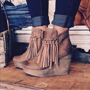 Sbicca “ZEPP” tan wedges